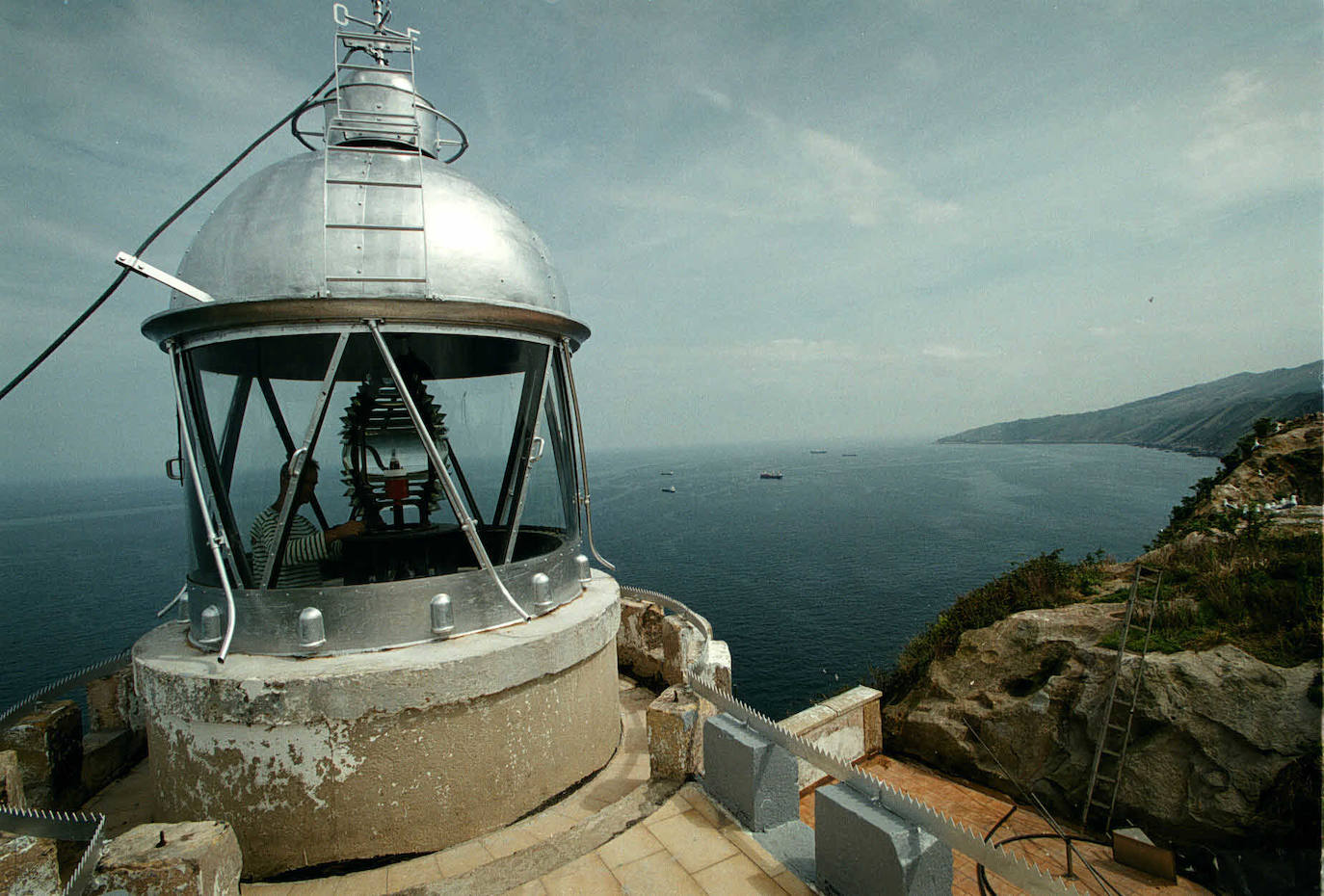 Faro La Plata, Pasajes. Fue construido en 1855 en una zona de grandes acantilados y oquedades. Desde él se puede ver el monte Jaizkibel. Debe su nombre a la punta de la Plata sobre la que se ubica. Al parecer, las piedras areniscas que forman este acantilado, al mojarse por el oleaje, adquieren, vistas desde el mar, un tono plateado que hizo que los marinos lo bautizasen así.