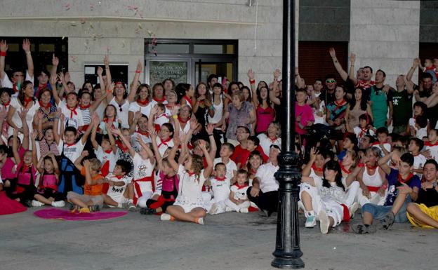 Peñistas y vecinos disfrutan durante las fiestas de Melgar de Yuso.