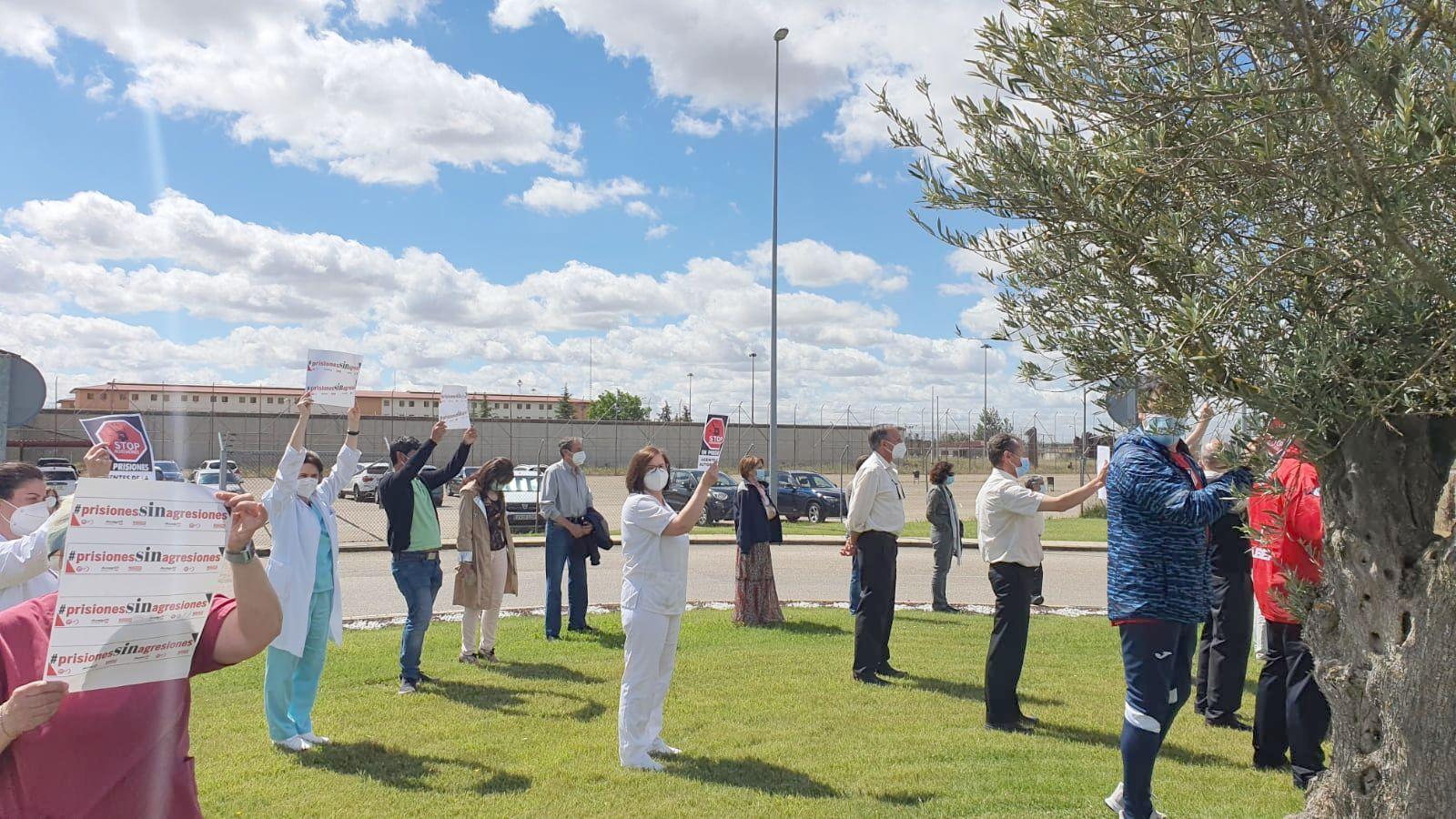 Trabajadores del centro de Villahierro se concentran a las puertas de la prisión para protestar por la falta de seguridad. 