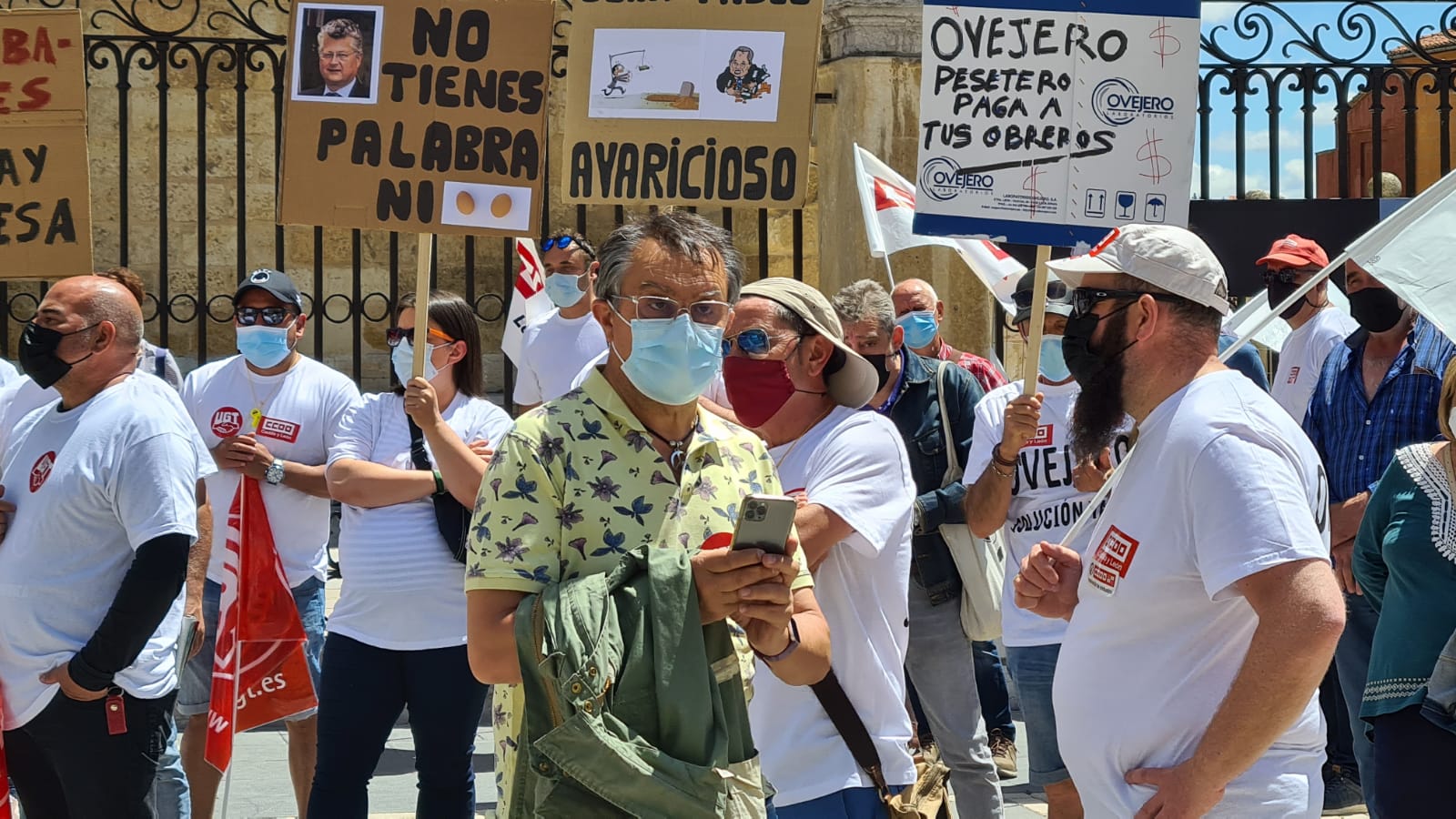 Los trabajadores de la fábrica se concentran de nuevo a la espera de pruebas de viabilidad de la fábrica.