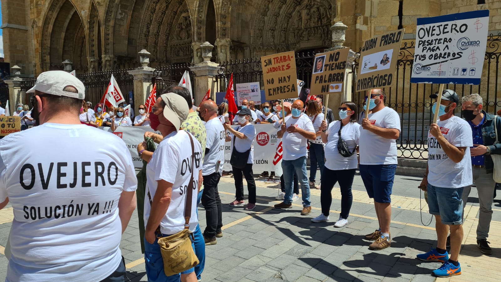 Los trabajadores de la fábrica se concentran de nuevo a la espera de pruebas de viabilidad de la fábrica.