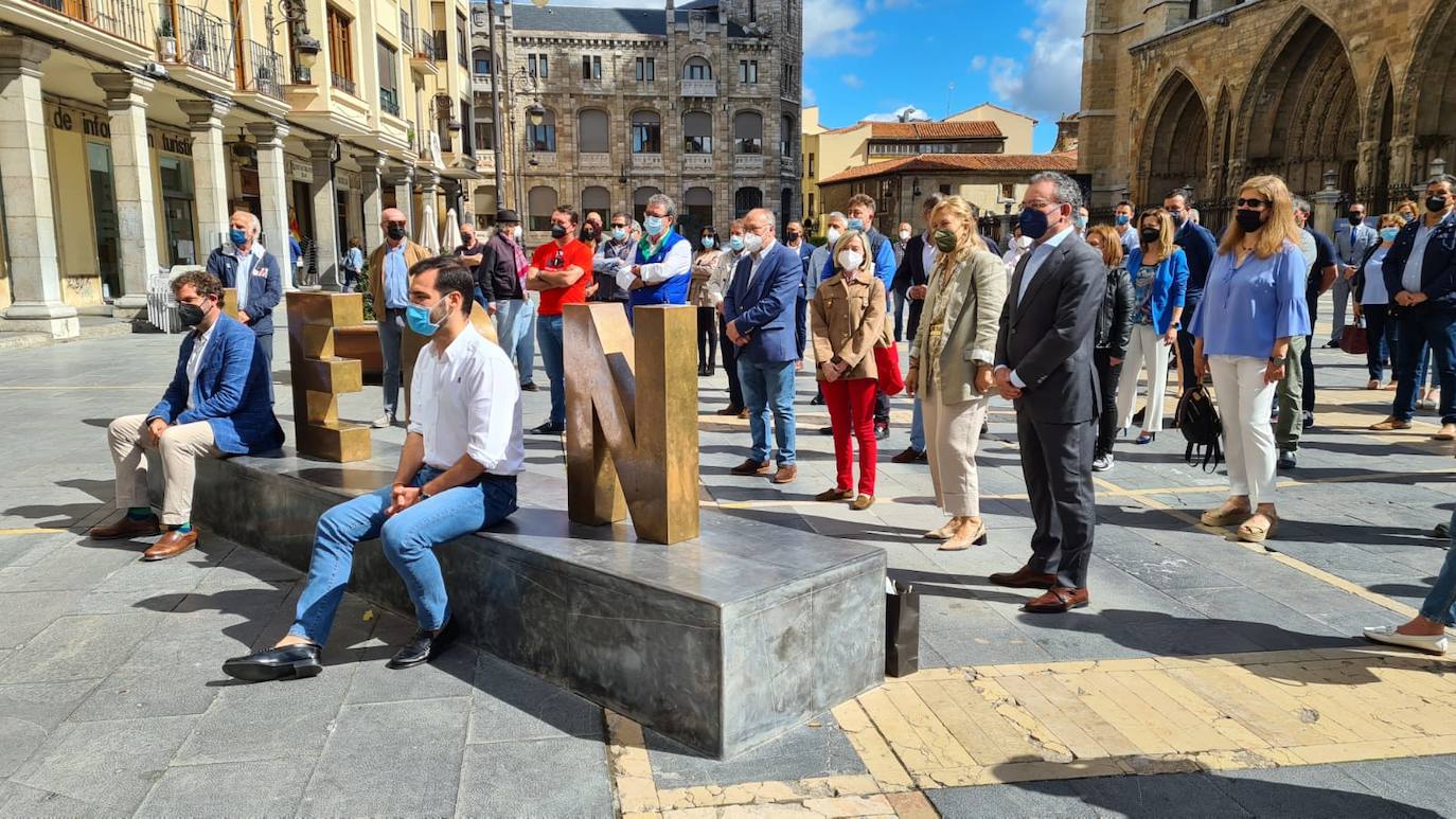 El alcalde de Almanza se cita con afiliados para presentar su candidatura al PP de León.