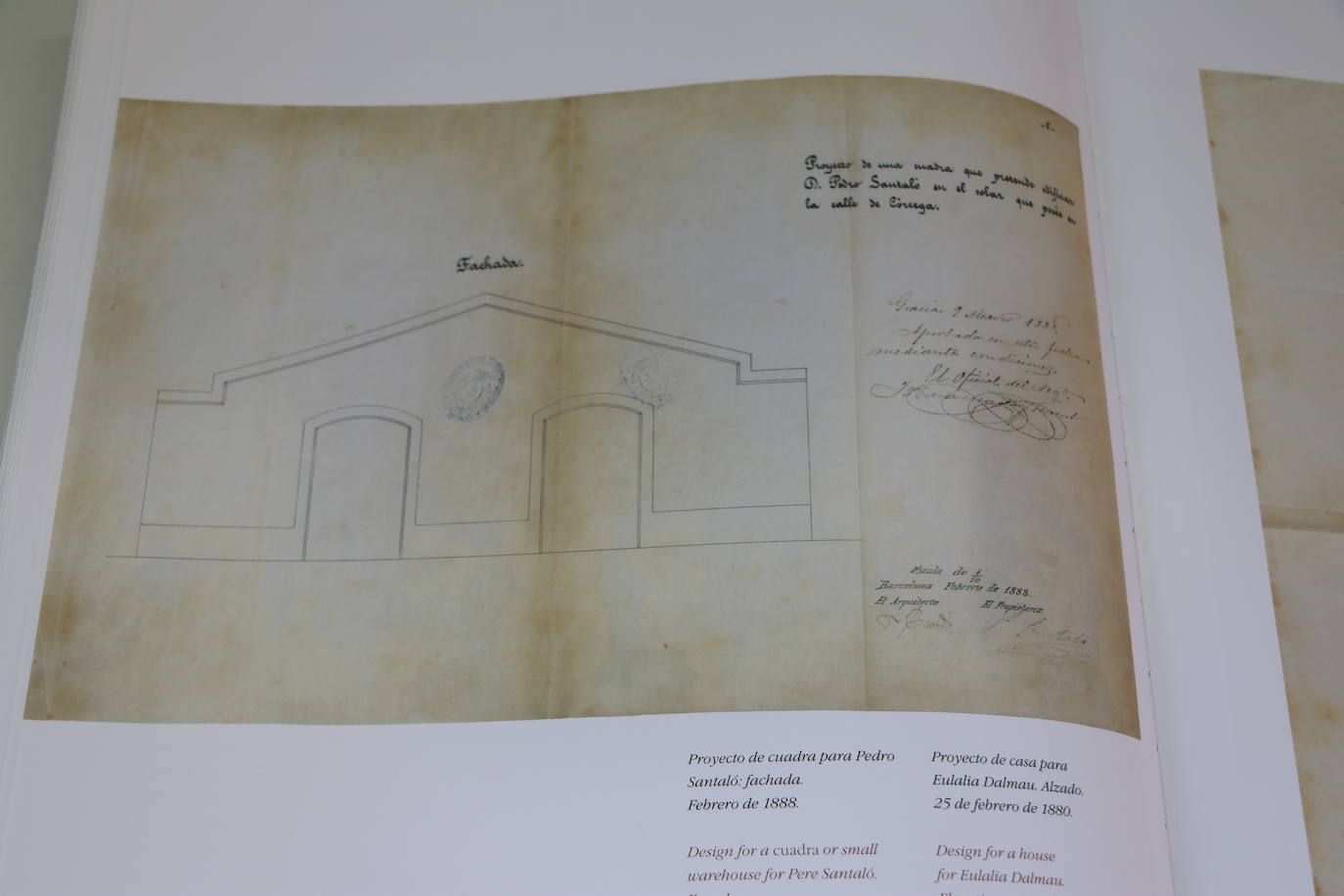 Un puesto de la Feria del Libro de Léon vende por 2.350 euros e incluye un estuche que simula a la Pedrera y pesa ocho kilos.