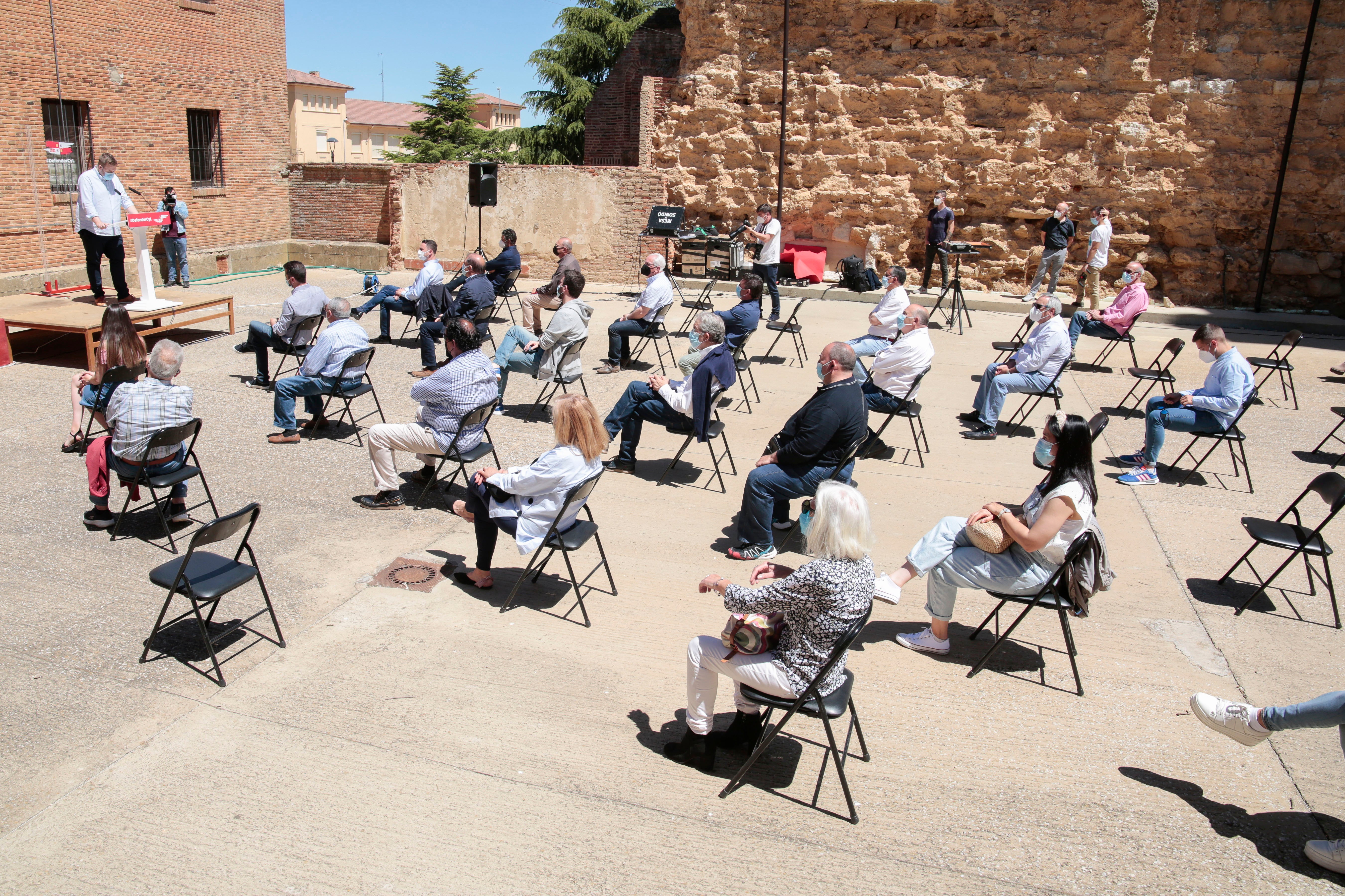 El secretario general del PSOECyL, Luis Tudanca, participa en la entrega de carnés a afiliados de la zona de Sahagún acompañado por el secretario general del PSOE de León, Javier Cendón; el secretario general del PSOE de Sahagún, Álvaro Lora y el diputado José Pellitero.
