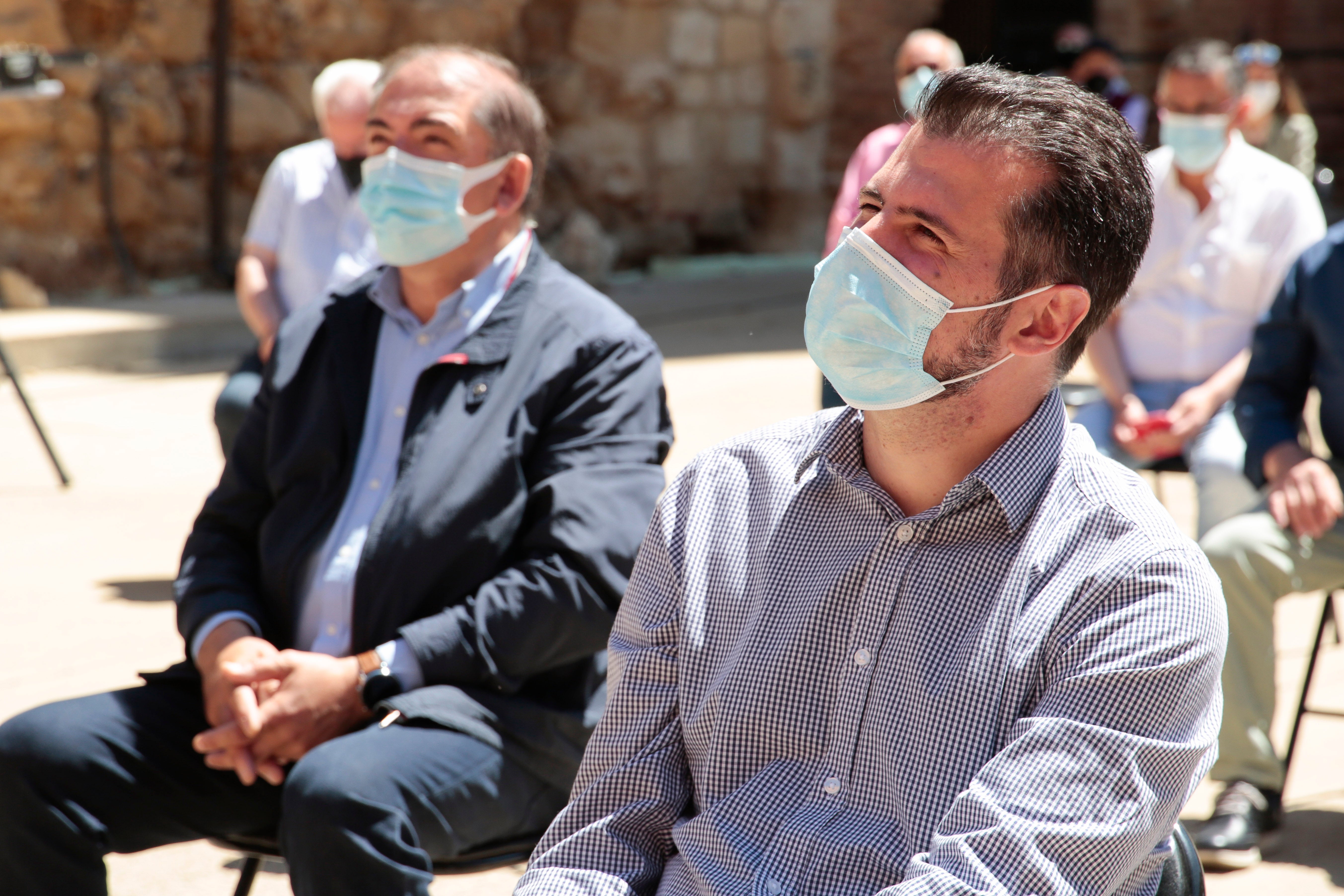 El secretario general del PSOECyL, Luis Tudanca, participa en la entrega de carnés a afiliados de la zona de Sahagún acompañado por el secretario general del PSOE de León, Javier Cendón; el secretario general del PSOE de Sahagún, Álvaro Lora y el diputado José Pellitero.