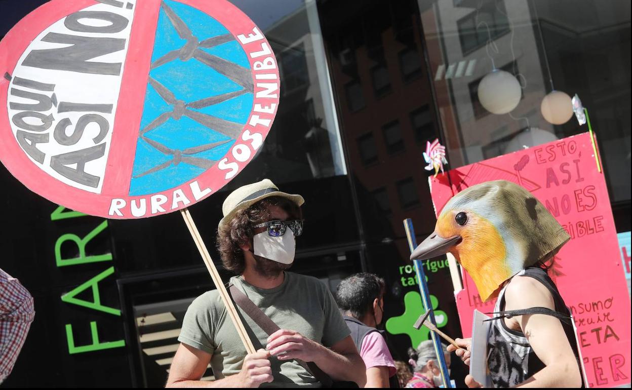 Concentración en Ponferrada contra la implantación descontrolada de parques eolicos en el Bierzo.