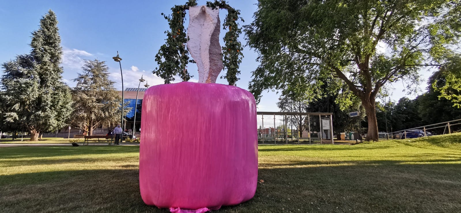 El artista que ya impresionó a los leoneses con una escultura de un pene gigante, vuelve a las andadas con el miembro femenino.