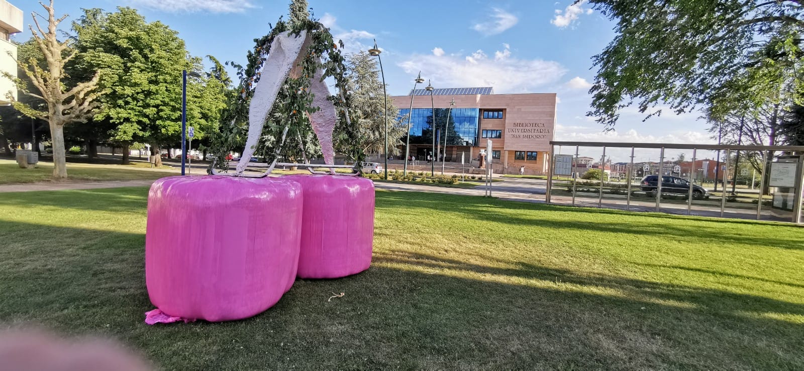 El artista que ya impresionó a los leoneses con una escultura de un pene gigante, vuelve a las andadas con el miembro femenino.