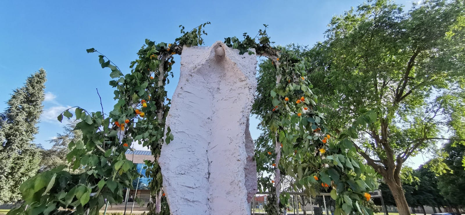 El artista que ya impresionó a los leoneses con una escultura de un pene gigante, vuelve a las andadas con el miembro femenino.