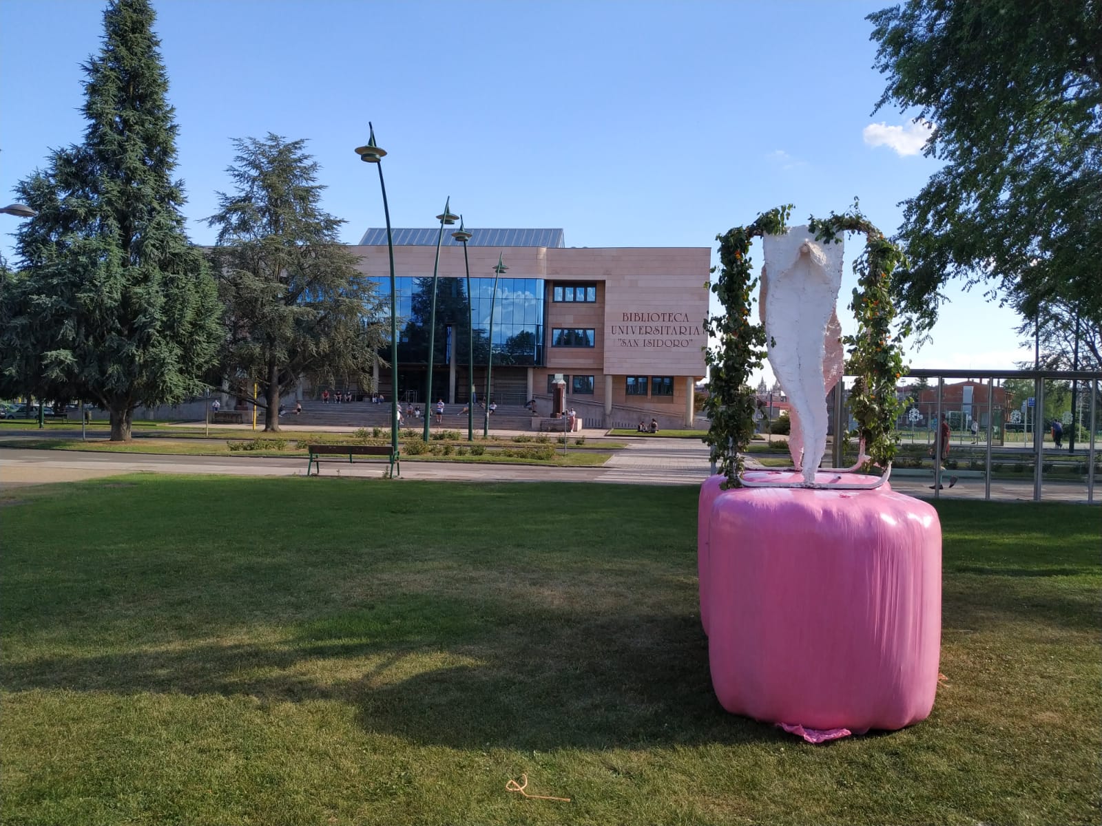 El artista que ya impresionó a los leoneses con una escultura de un pene gigante, vuelve a las andadas con el miembro femenino.