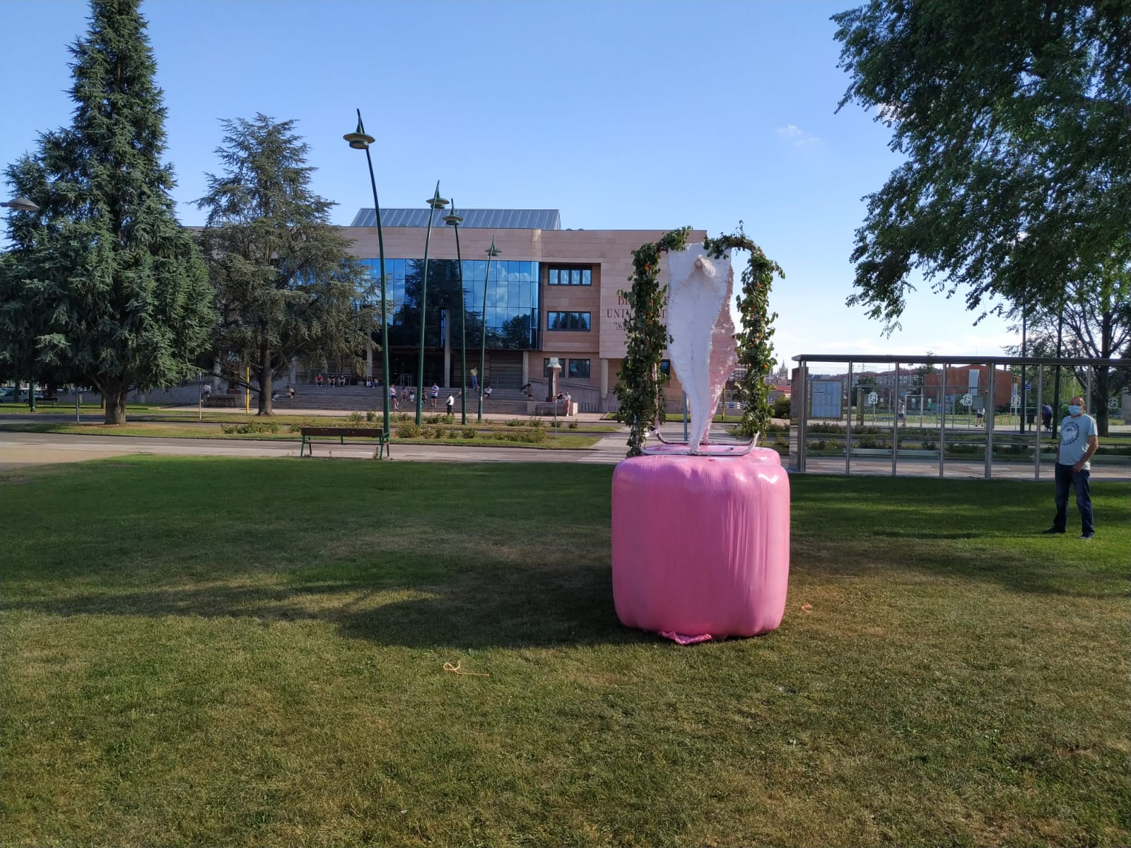 El artista que ya impresionó a los leoneses con una escultura de un pene gigante, vuelve a las andadas con el miembro femenino.