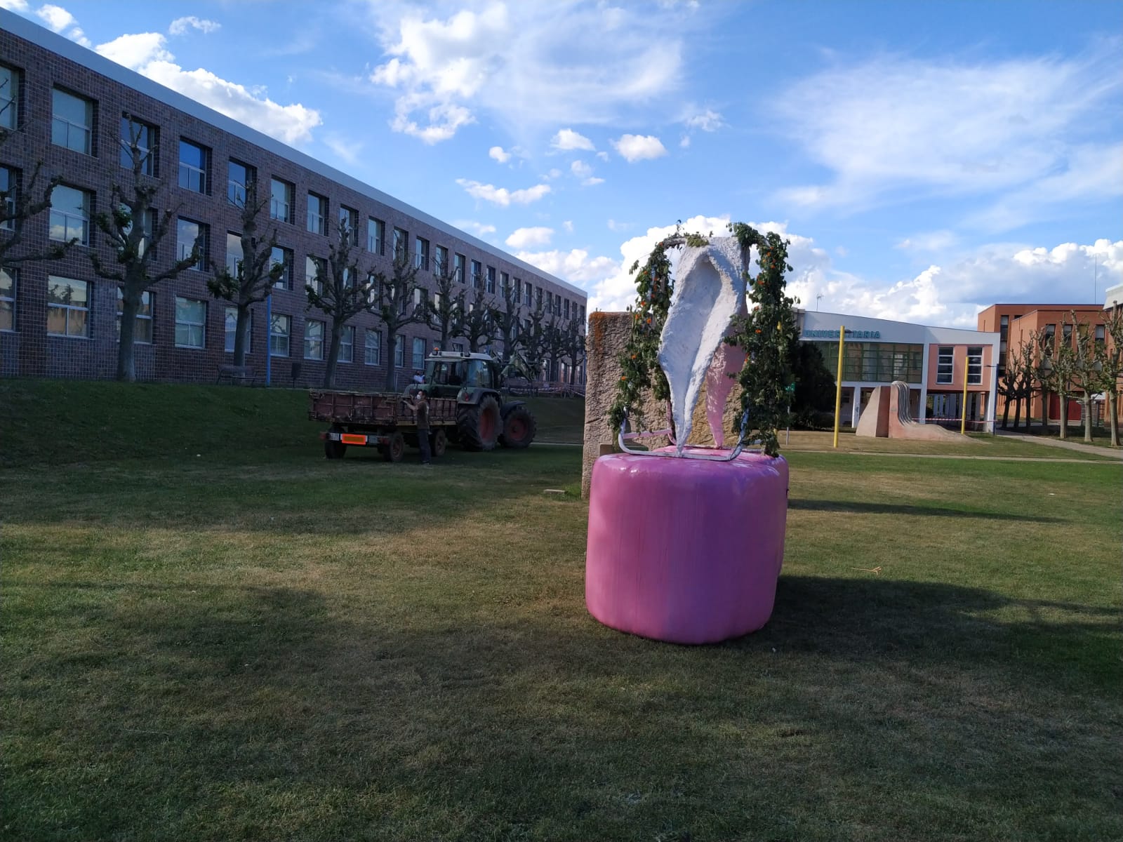 El artista que ya impresionó a los leoneses con una escultura de un pene gigante, vuelve a las andadas con el miembro femenino.