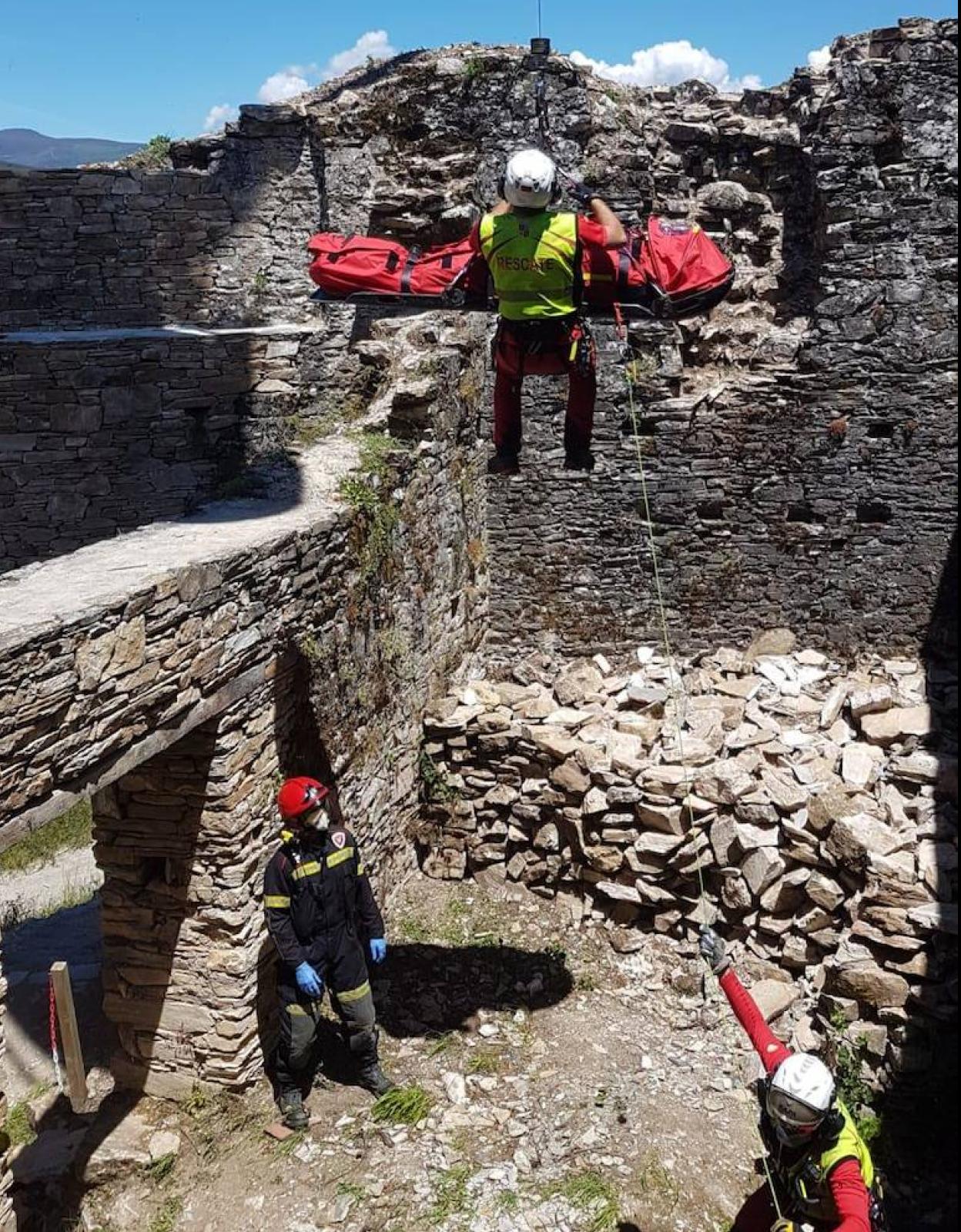 Momento del rescate en el castillo de Sarracín.