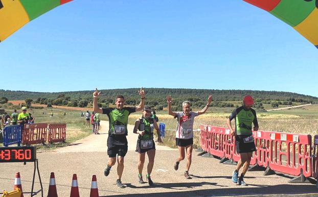 Varios corredores cruzan la línea de meta del Trail Pablo Villa.