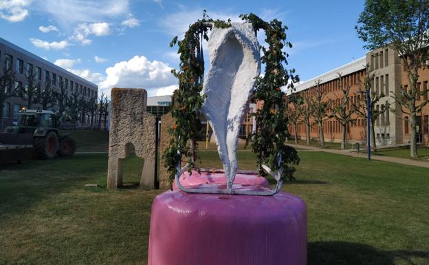 La nueva escultura se ha situado en el campus de Vegazana.