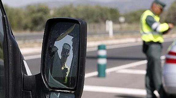 Un agente sanciona a un infractor.