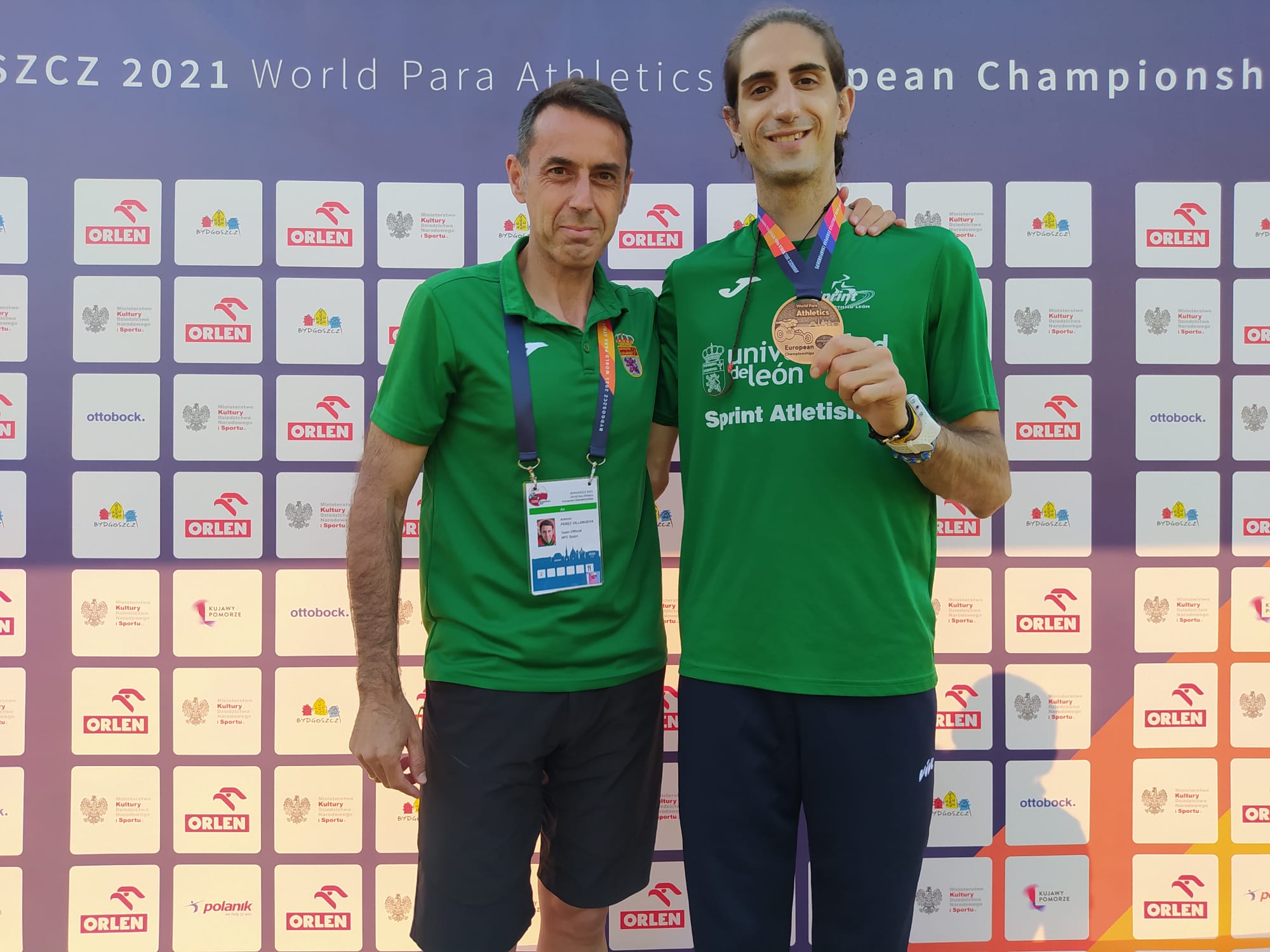 Dani Pérez y su entrenador, Antonio Pérez.