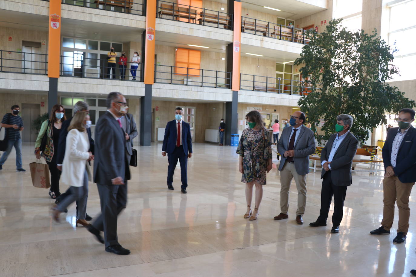 La vicepresidenta segunda mantiene un encuentro con los estudiantes leoneses en un aula de Económicas.
