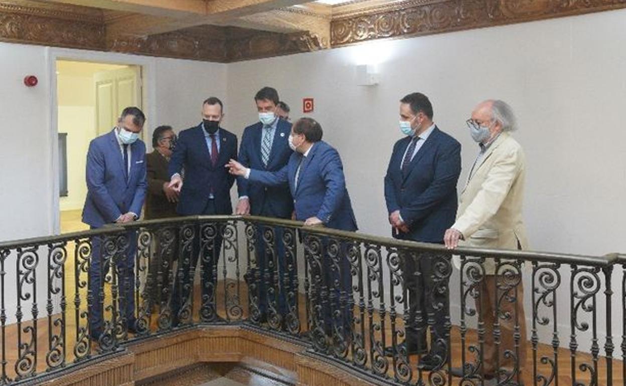 Visita del consejero de la Presidencia a la Casa de la Poesía.