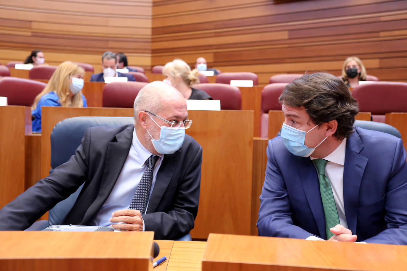 El presidente de la Junta, Alfonso Fernández Mañueco, junto al vicepresidente Francisco Igea en el pleno de las Cortes de Castilla y León