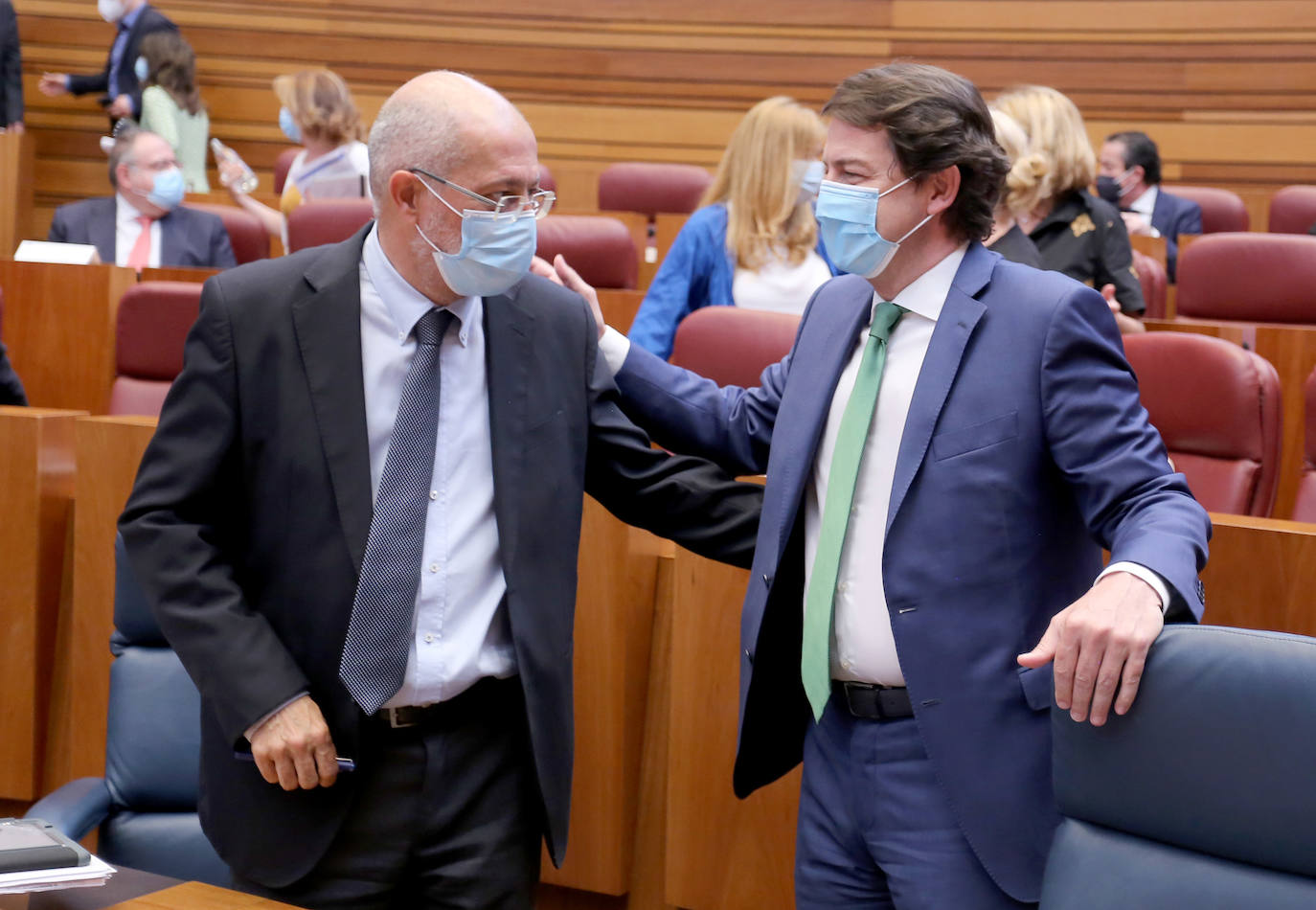 El presidente de la Junta, Alfonso Fernández Mañueco, junto al vicepresidente Francisco Igea en el pleno de las Cortes de Castilla y León