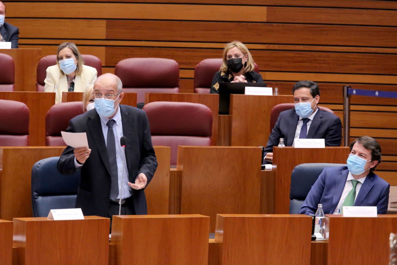 El presidente de la Junta, Alfonso Fernández Mañueco, junto al vicepresidente Francisco Igea en el pleno de las Cortes de Castilla y León