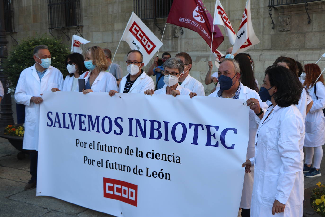 Los trabajadores de Inbiotec se concentran en defensa de la supervivencia del Instituto de Biotecnología de León y por el mantenimiento de los puestos de trabajo del personal del centro tecnológico.