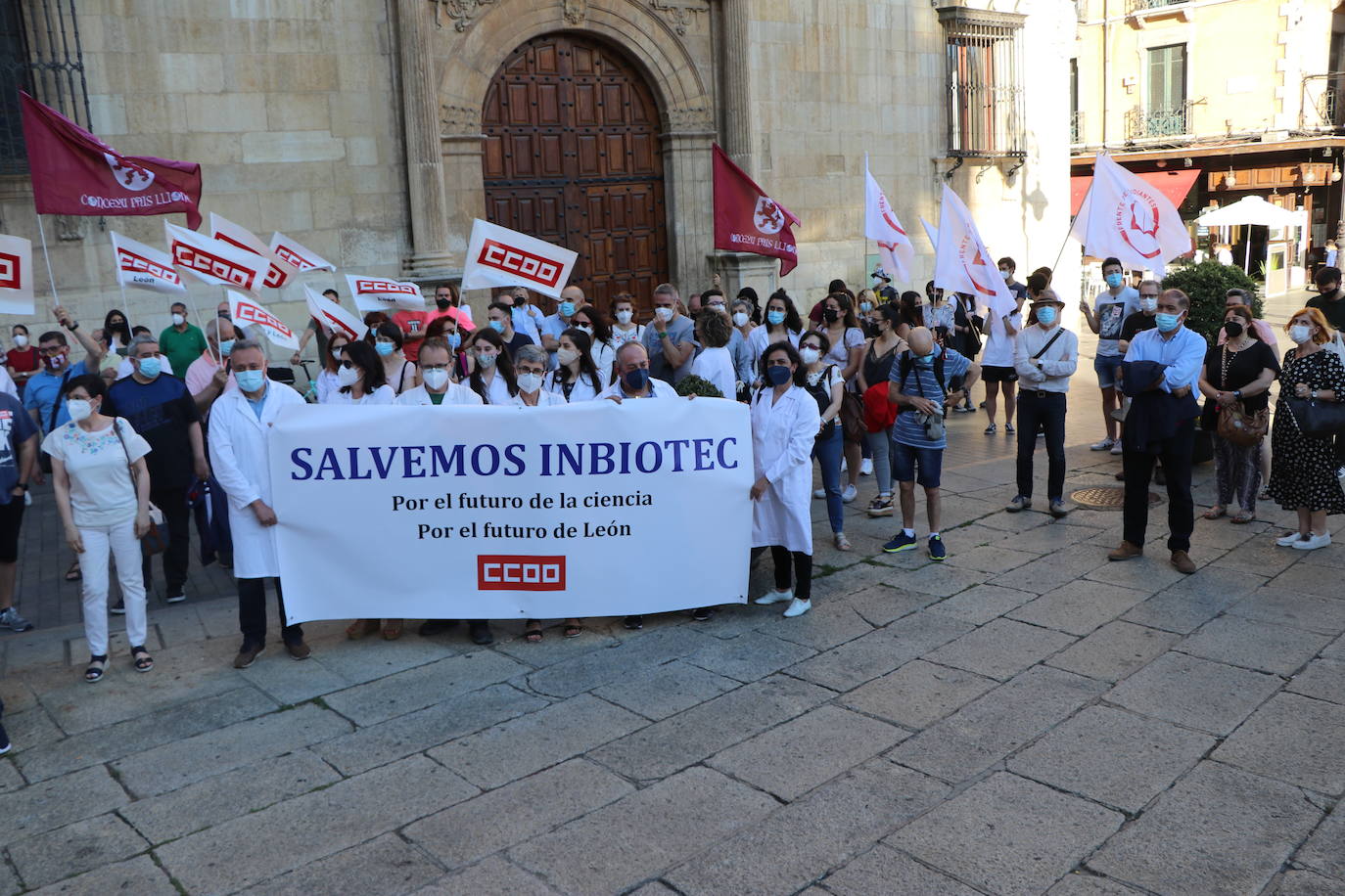 Los trabajadores de Inbiotec se concentran en defensa de la supervivencia del Instituto de Biotecnología de León y por el mantenimiento de los puestos de trabajo del personal del centro tecnológico.