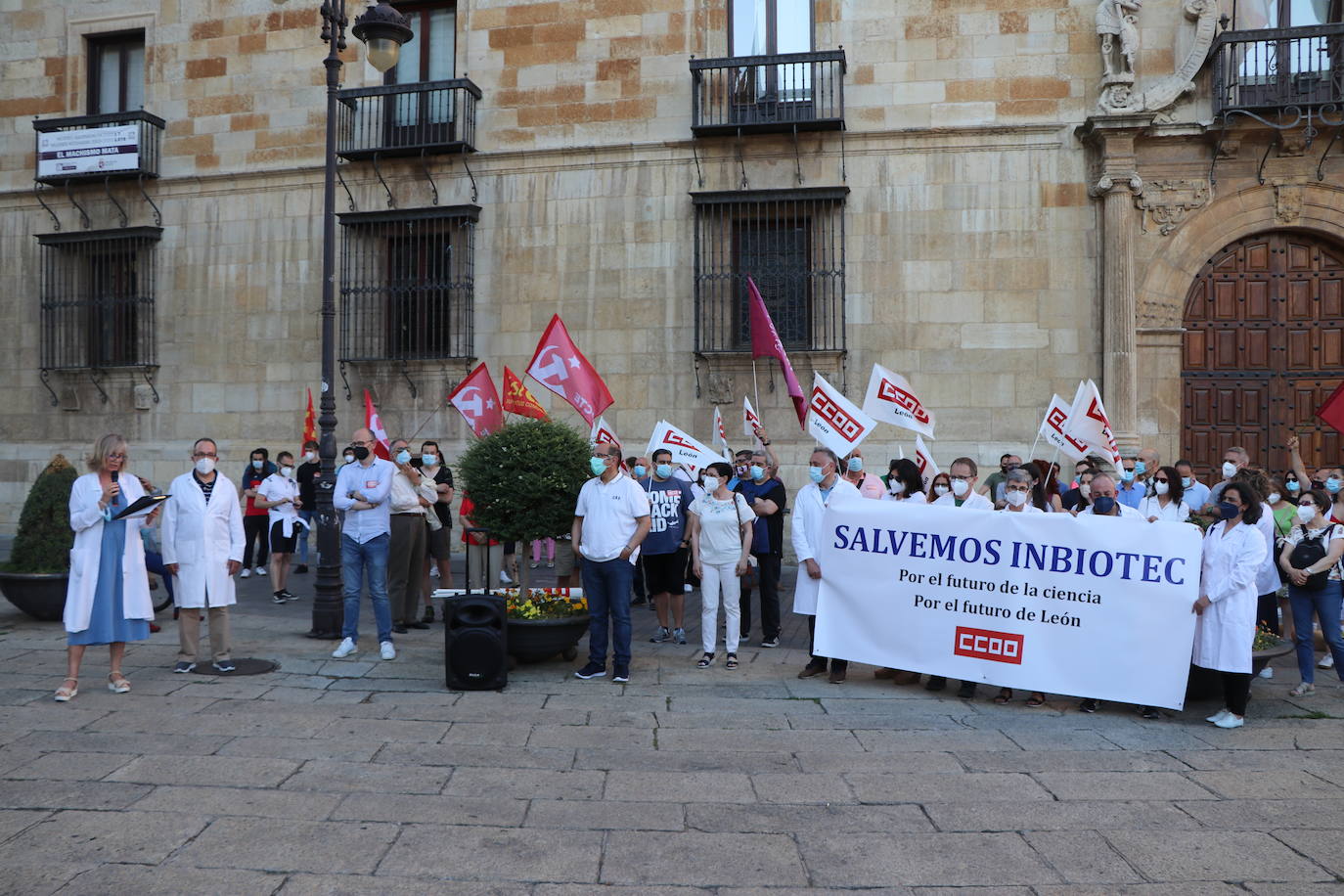 Los trabajadores de Inbiotec se concentran en defensa de la supervivencia del Instituto de Biotecnología de León y por el mantenimiento de los puestos de trabajo del personal del centro tecnológico.