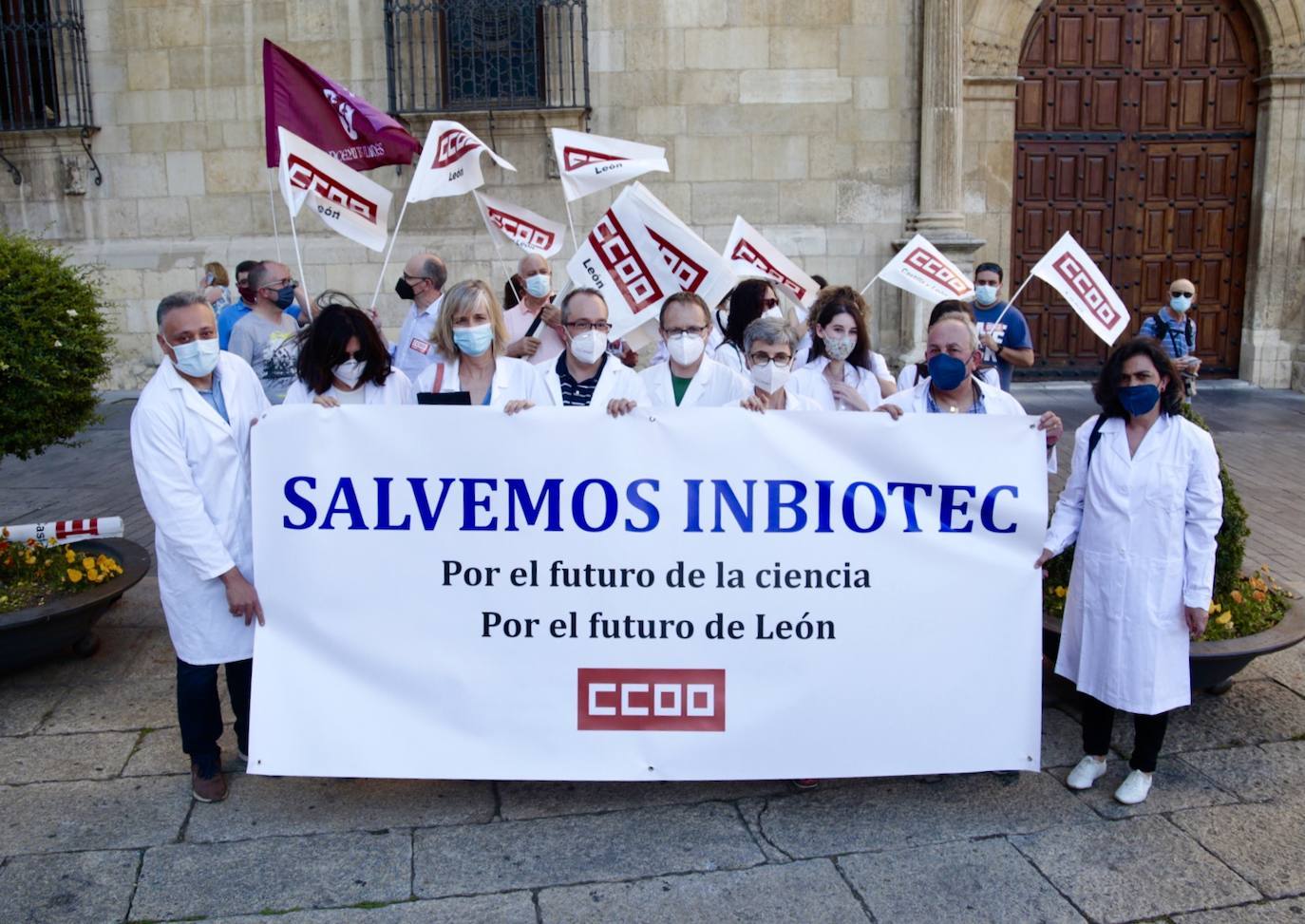 Los trabajadores de Inbiotec se concentran en defensa de la supervivencia del Instituto de Biotecnología de León y por el mantenimiento de los puestos de trabajo del personal del centro tecnológico.