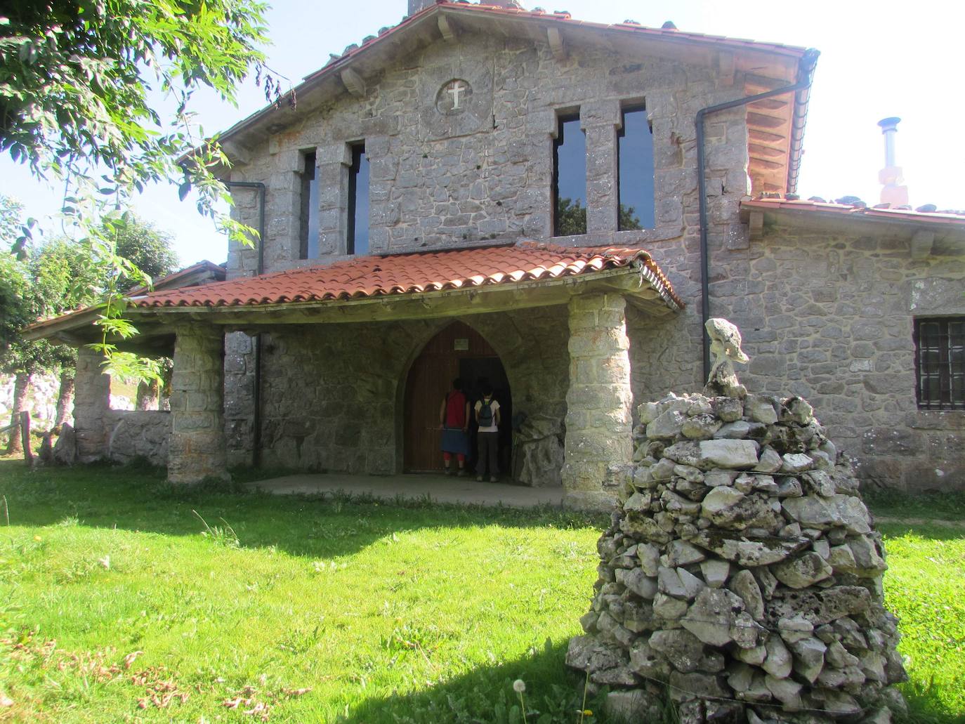 Ermita de Andra Mari, en las campas Urbia, en Aizkorri. Le llaman la catedral de los pastores.