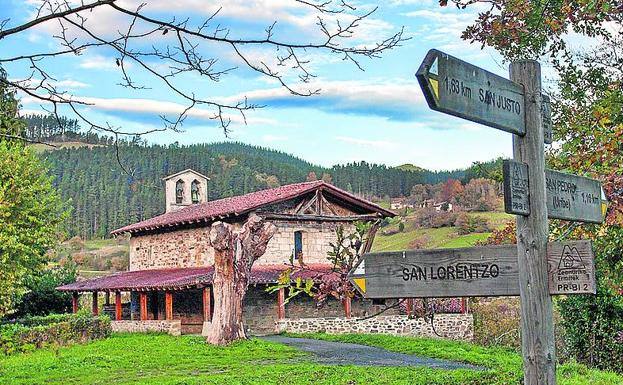 Ermita de San Lorenzo, en Zeanuri, que está en una explanada y forma parte de la senda de las ermitas del municipio, las otras dos vienen a continuación.