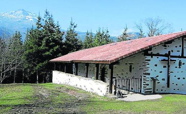 Ermita de Santa Águeda, en Zeanuri. Forma parte de la senda de ermitas del municipio. 