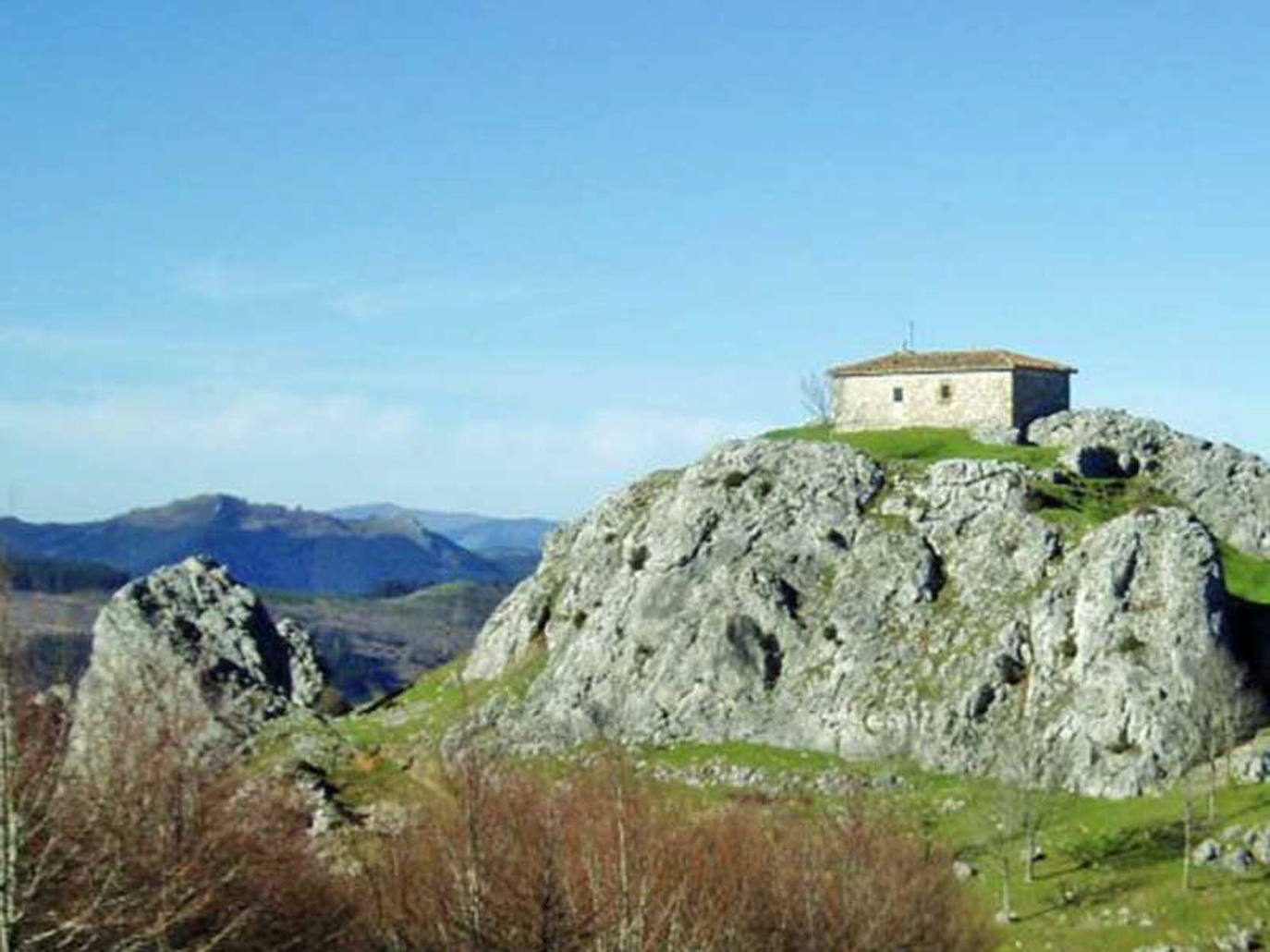 Ermita Santa Cruz, en Aitzorrotz. Está construida en lo más alto de una roca. 