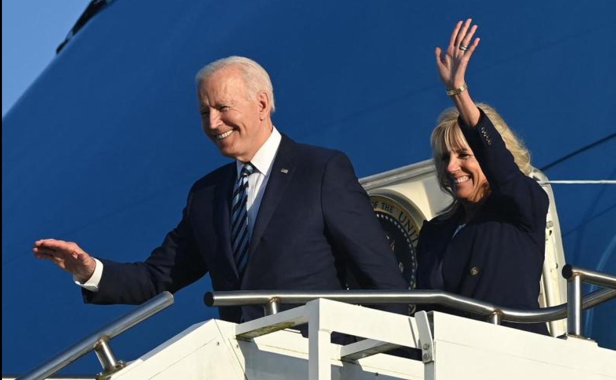 Joe Biden y su esposa Jill saludan a los presentes tras el aterrizaje.