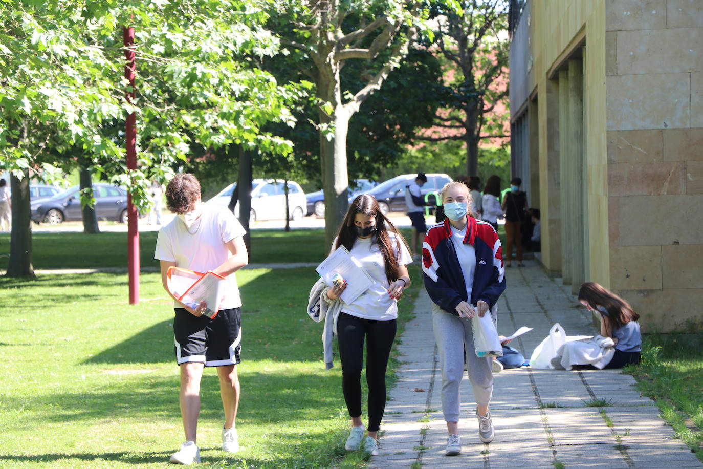 Un 10% menos de estudiantes que el año pasado se presentan a las pruebas de Selectividad en León y Ponferrada.