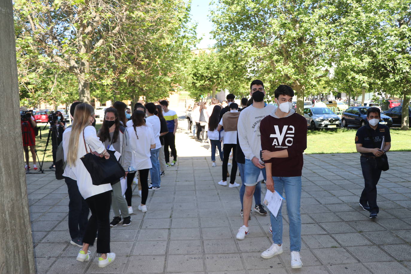 Un 10% menos de estudiantes que el año pasado se presentan a las pruebas de Selectividad en León y Ponferrada.