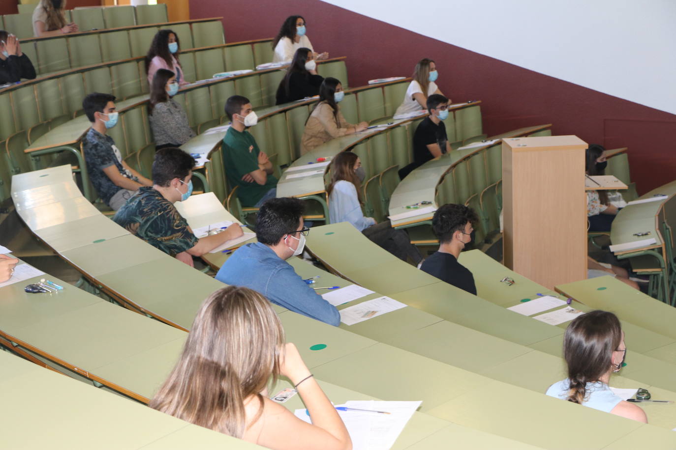 Un 10% menos de estudiantes que el año pasado se presentan a las pruebas de Selectividad en León y Ponferrada.