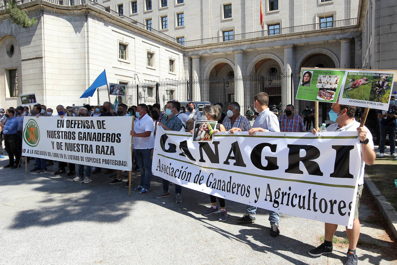 Concentración de la Plataforma en Defensa de la Gestión del Lobo 'Convivencia Lobo – Ganader@ Viv@' para exigir que se revoque el proyecto de orden ministerial que incluirá el lobo en el Listado de Especies Protegidas.