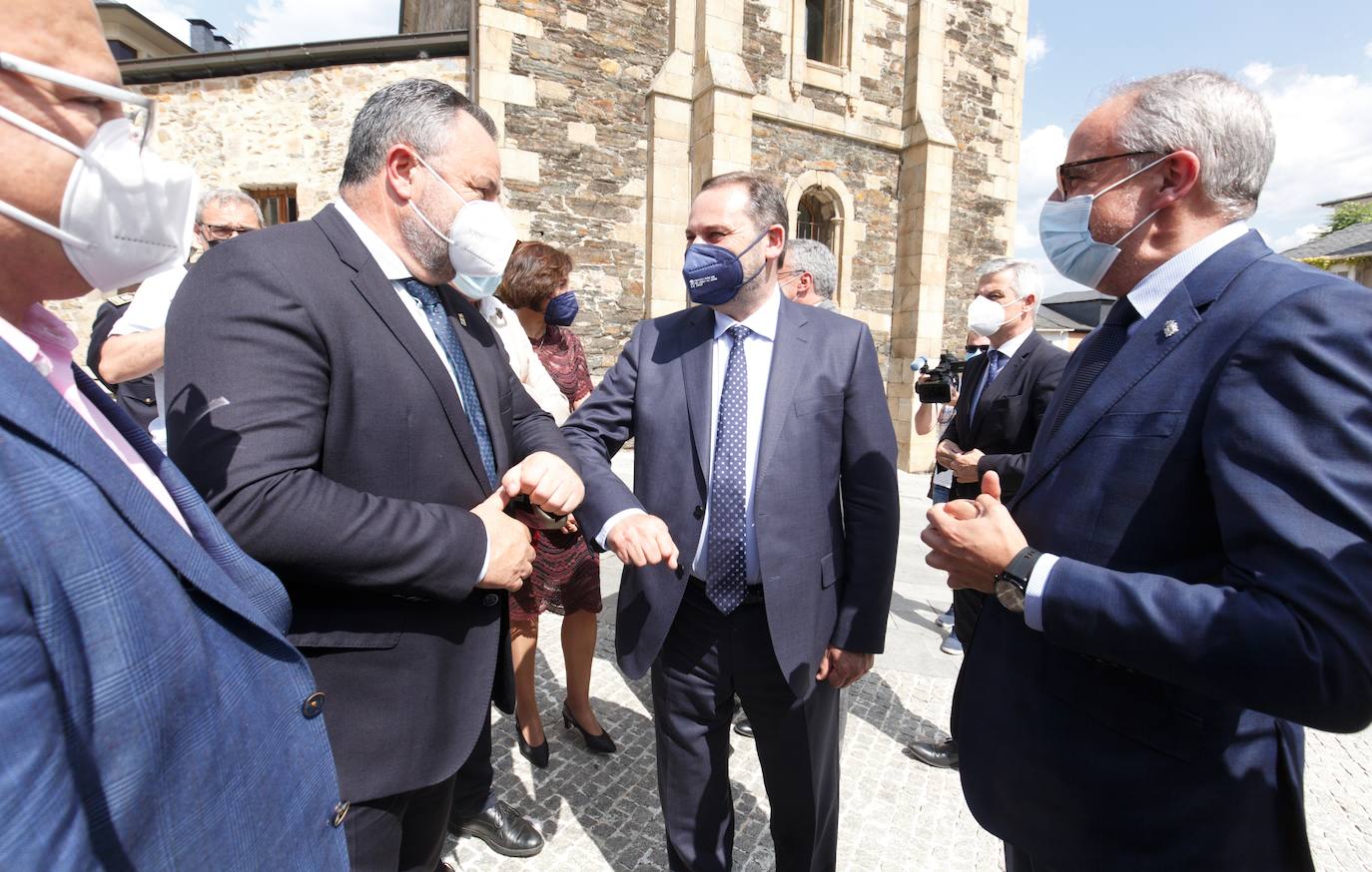 El ministro José Luis Ábalos inaugura las obras de rehabilitación del Castillo Viejo de Ponferrada en una visita que tendrá su continuidad este viernes en León capital | Olegario Ramón pide inversiones para El Bierzo | Una de las demandas, colaboración en el proyecto de ronda sur para eliminar el tráfico rodado frente al Castillo. 