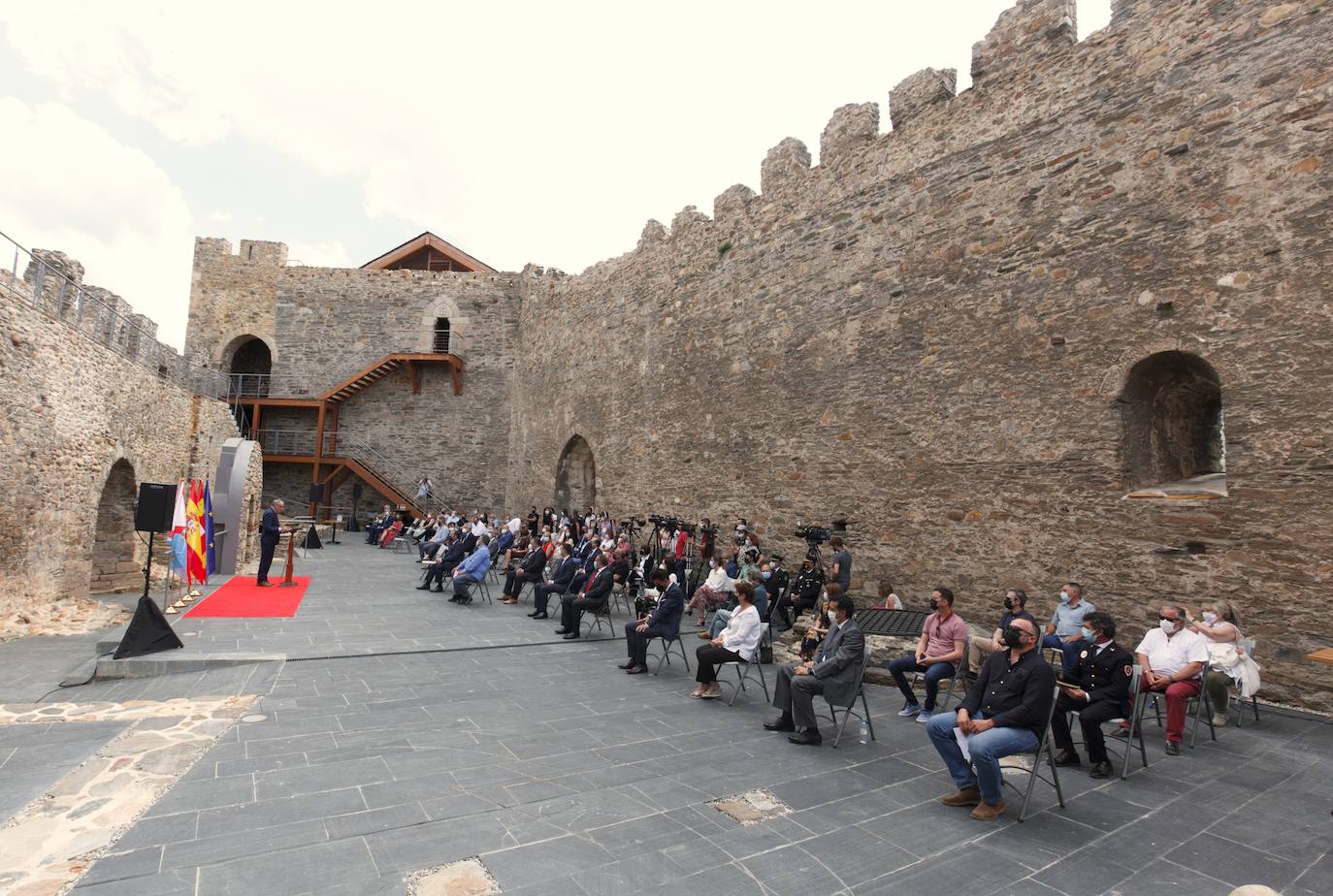 El ministro José Luis Ábalos inaugura las obras de rehabilitación del Castillo Viejo de Ponferrada en una visita que tendrá su continuidad este viernes en León capital | Olegario Ramón pide inversiones para El Bierzo | Una de las demandas, colaboración en el proyecto de ronda sur para eliminar el tráfico rodado frente al Castillo. 