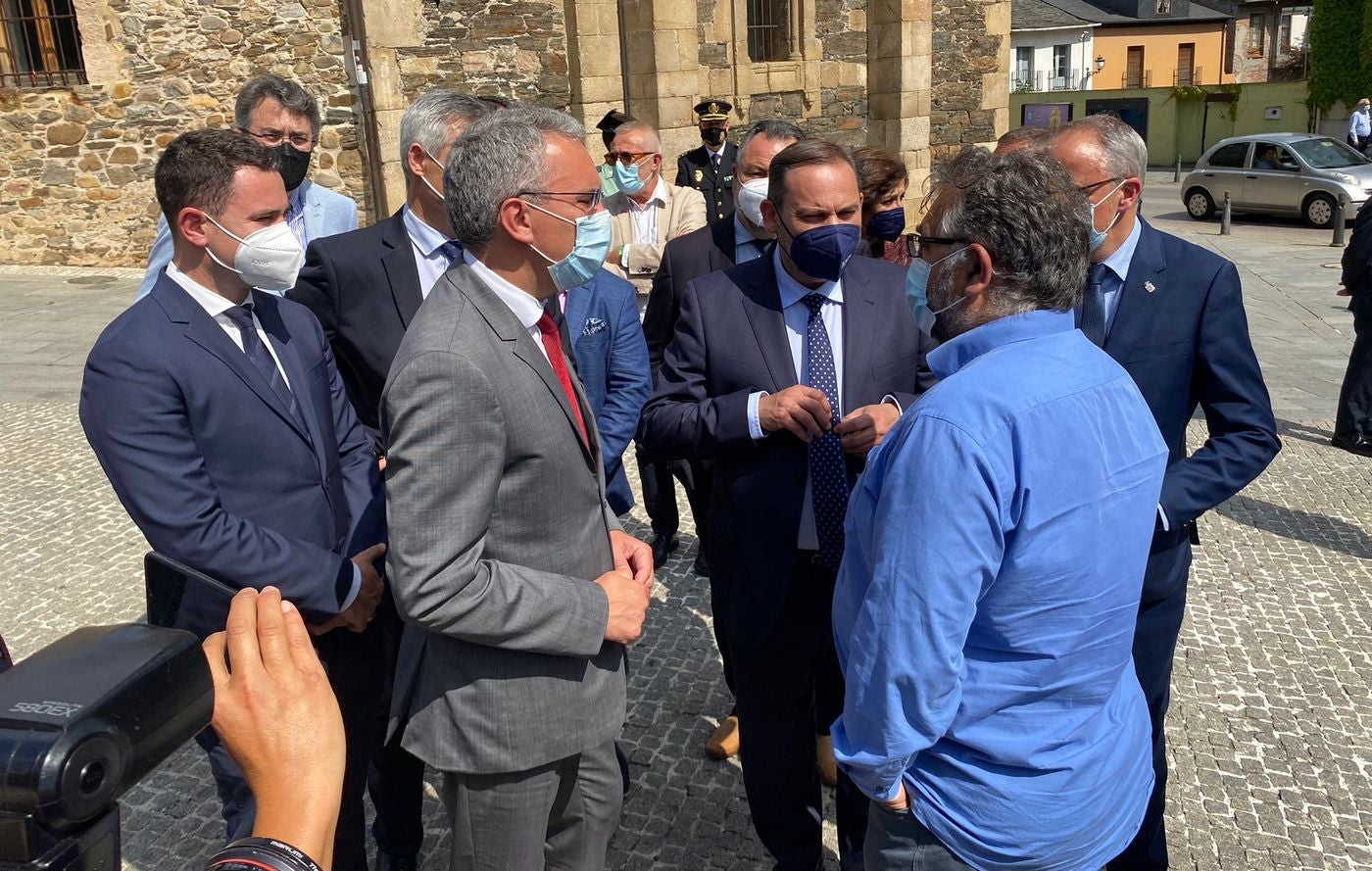 El ministro José Luis Ábalos inaugura las obras de rehabilitación del Castillo Viejo de Ponferrada en una visita que tendrá su continuidad este viernes en León capital | Olegario Ramón pide inversiones para El Bierzo | Una de las demandas, colaboración en el proyecto de ronda sur para eliminar el tráfico rodado frente al Castillo. 