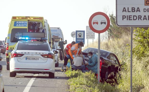 Efectivos sanitarios atienden a uno de los heridos en el lugar del suceso. 