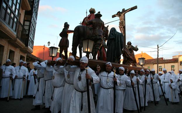 Paso de la Crucifixión, portado a hombros como es costumbre en la localidad. 