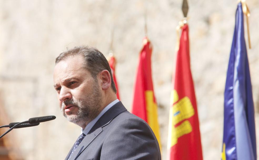 José Luis Ábalos, este jueves, interviniendo en el Castillo de Ponferrada tras su reforma. 