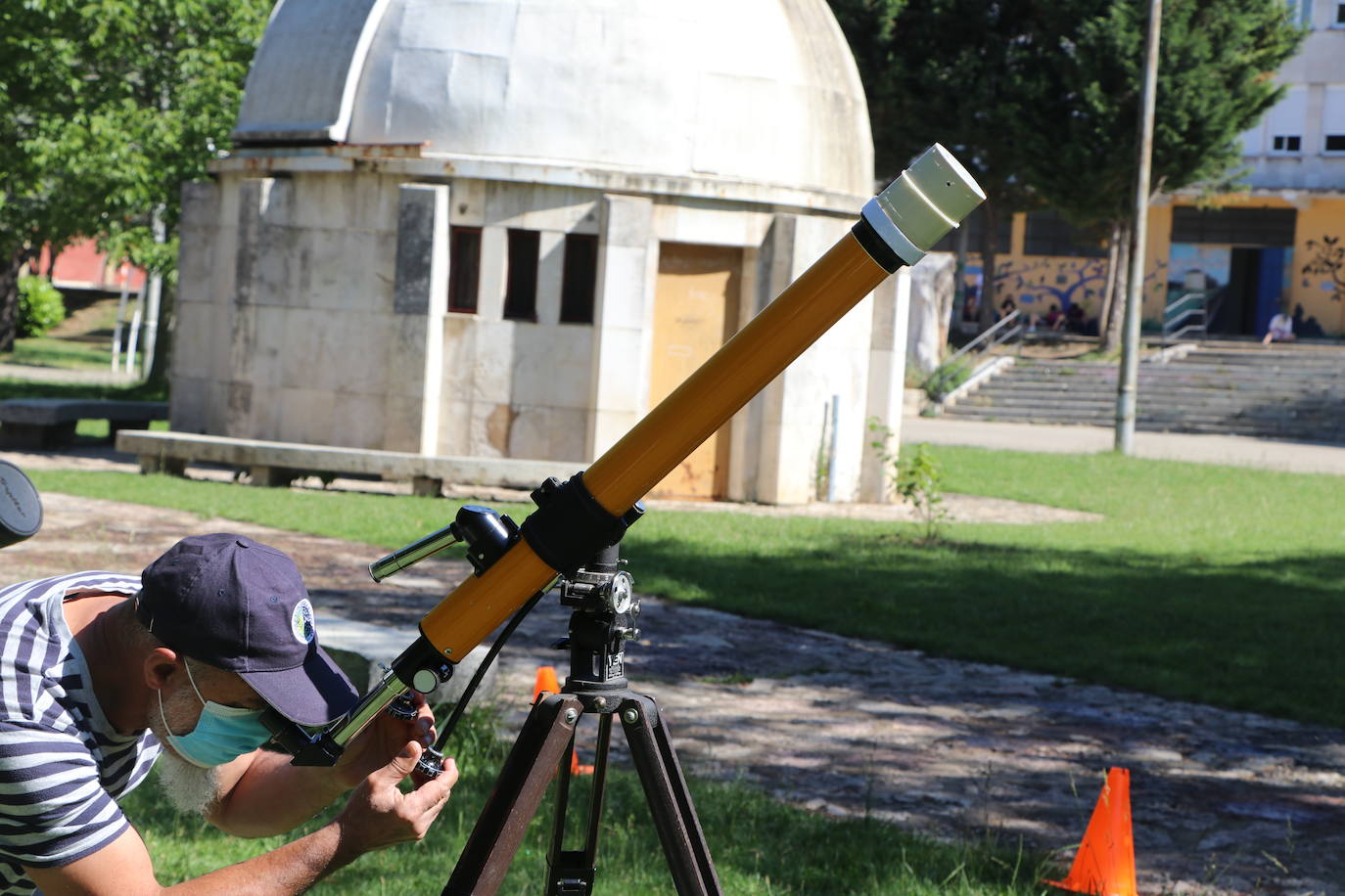 La Asociación Leonesa de Astronomía organiza en el patio del IES Padre Isla una observación del eclipse solar que ocultará una 18,6% del astro | Este fenómeno «inusual y único» en España se repetirá de una forma mucho más potente en 2034