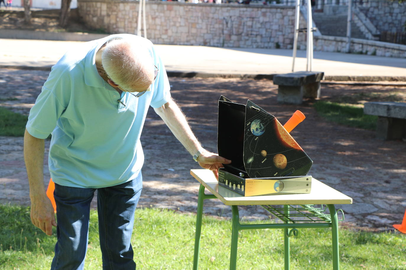 La Asociación Leonesa de Astronomía organiza en el patio del IES Padre Isla una observación del eclipse solar que ocultará una 18,6% del astro | Este fenómeno «inusual y único» en España se repetirá de una forma mucho más potente en 2034