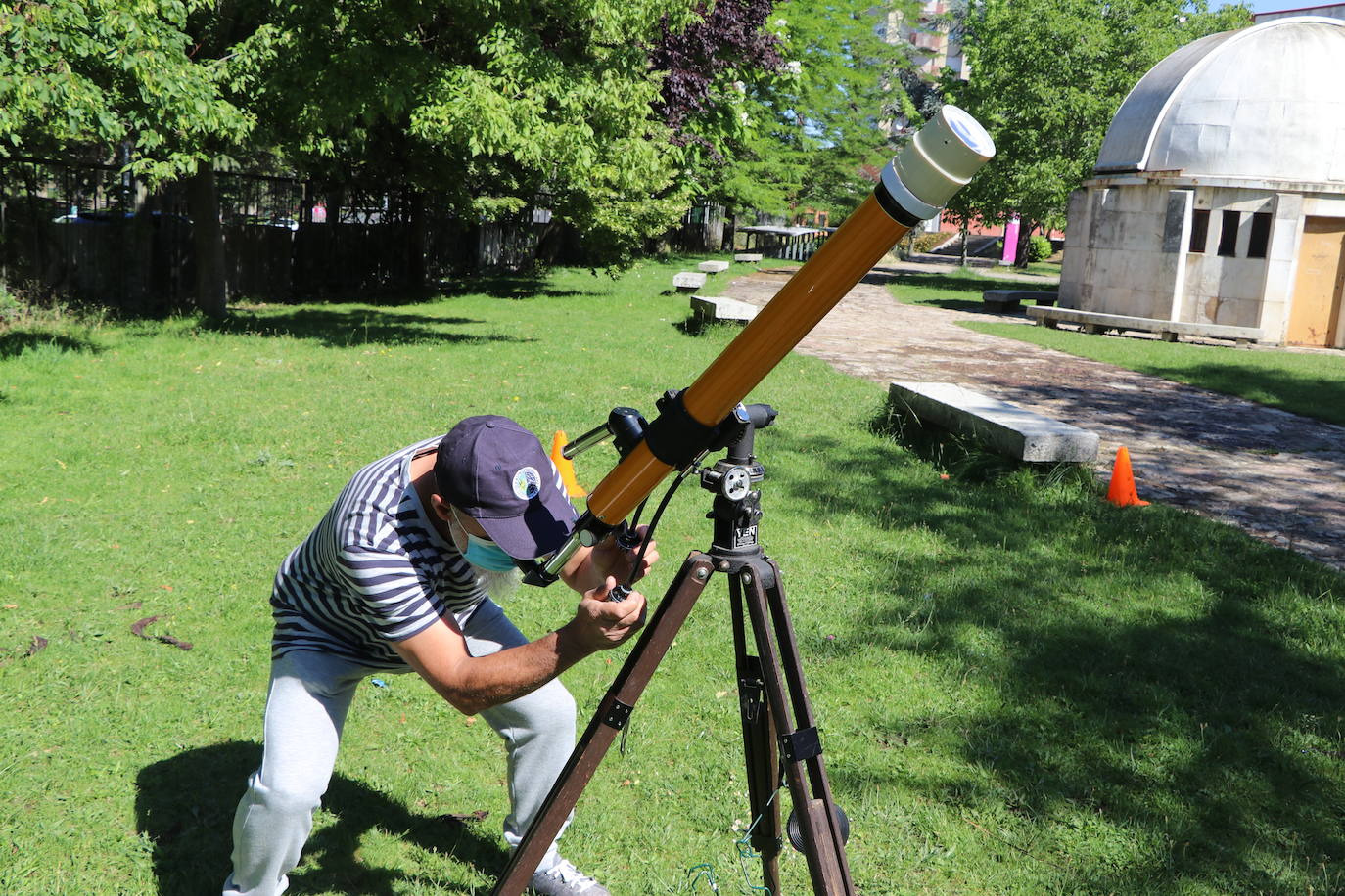 La Asociación Leonesa de Astronomía organiza en el patio del IES Padre Isla una observación del eclipse solar que ocultará una 18,6% del astro | Este fenómeno «inusual y único» en España se repetirá de una forma mucho más potente en 2034