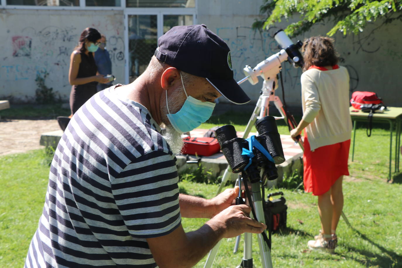 La Asociación Leonesa de Astronomía organiza en el patio del IES Padre Isla una observación del eclipse solar que ocultará una 18,6% del astro | Este fenómeno «inusual y único» en España se repetirá de una forma mucho más potente en 2034