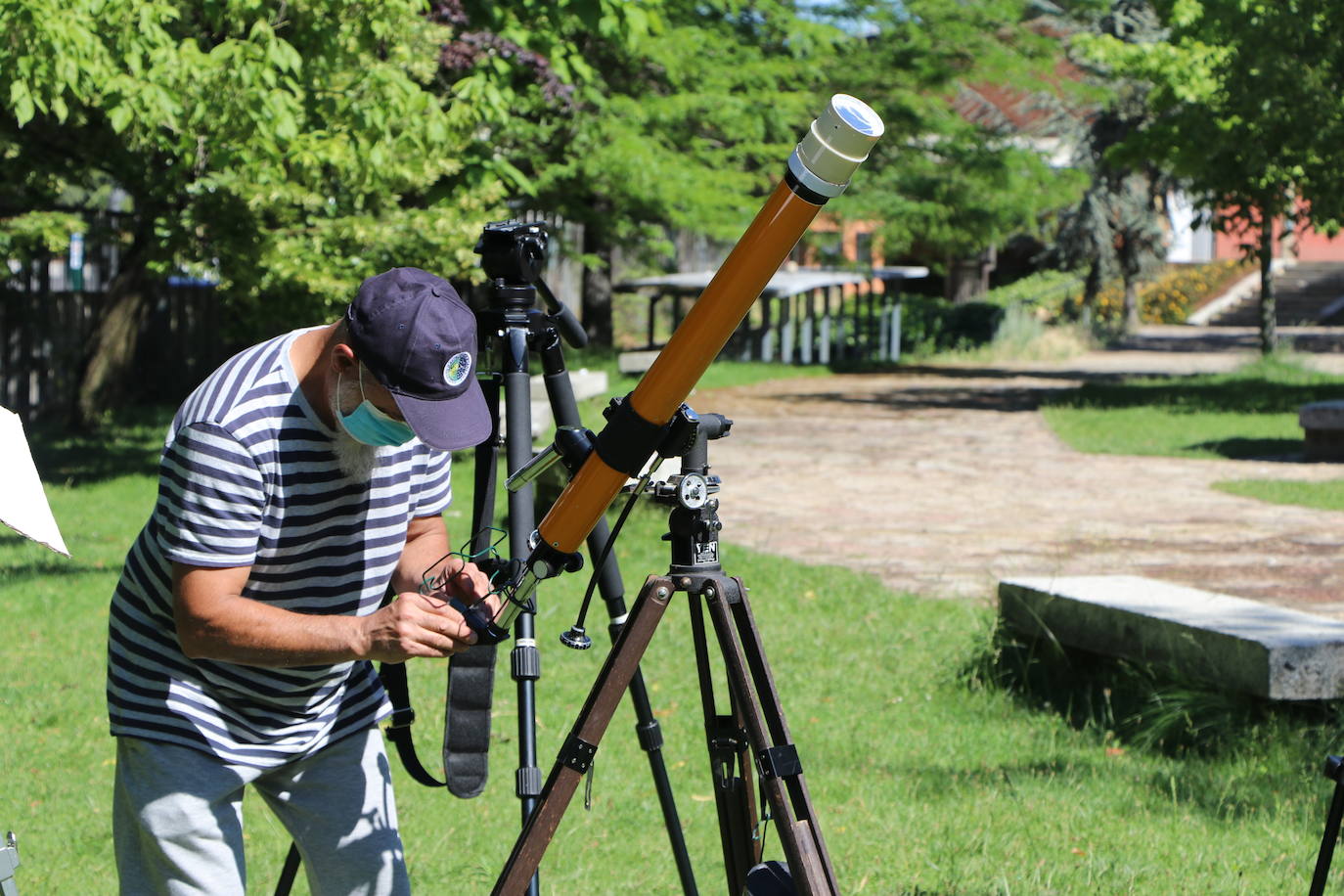 La Asociación Leonesa de Astronomía organiza en el patio del IES Padre Isla una observación del eclipse solar que ocultará una 18,6% del astro | Este fenómeno «inusual y único» en España se repetirá de una forma mucho más potente en 2034